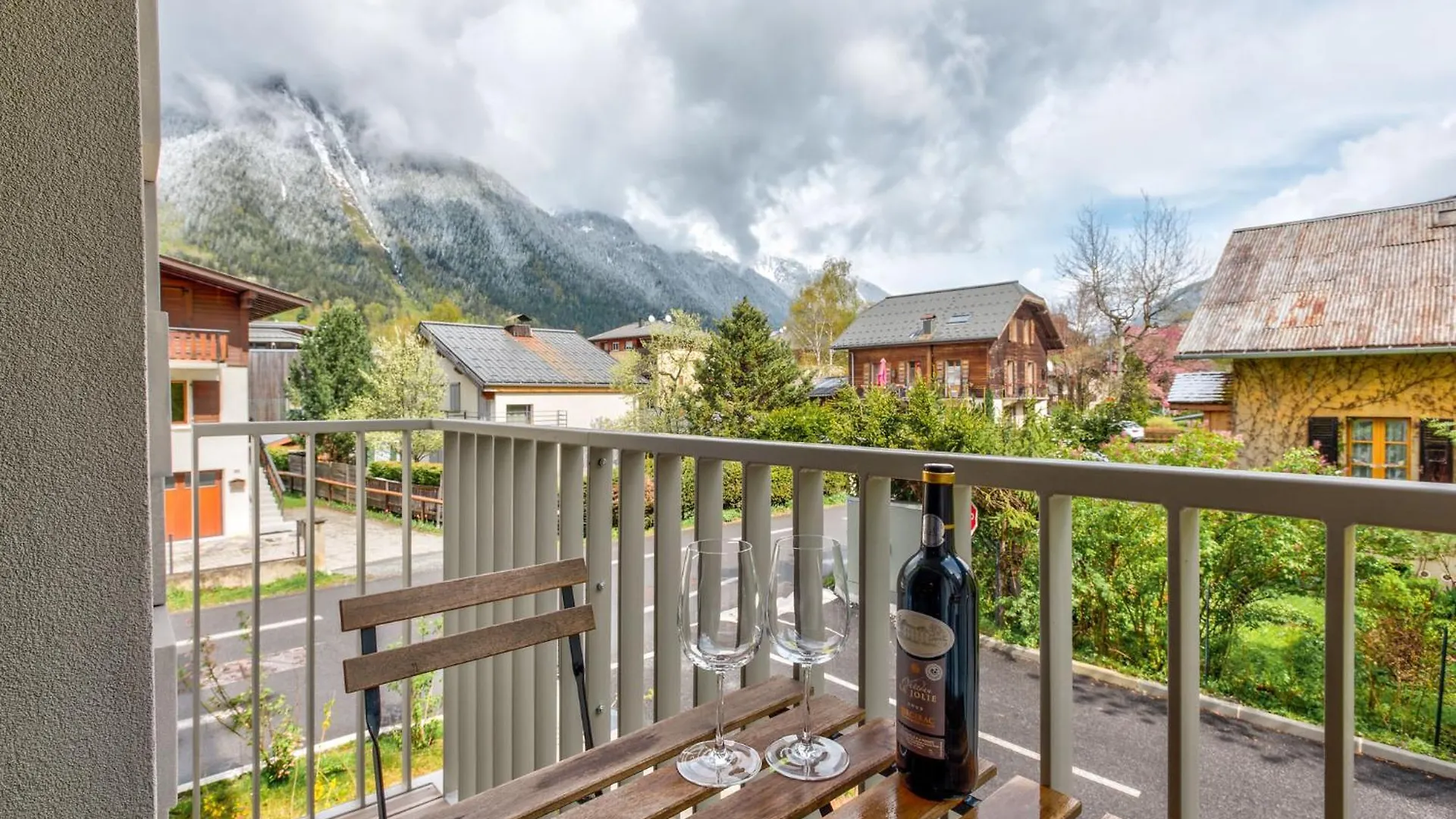 White Pearl A15 - Alpes Travel - Central Chamonix - Sleeps 4 Apartment
